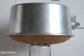 香草戚风蛋糕,入180度预热的烤箱,下层,上下管30~35分钟,出炉后将模子倒扣晾凉,脱模即可