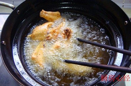 火辣鸡翅,坐油锅,放宽油,待油烧到有轻烟时,关火后再放入鸡翅,这样鸡翅永远炸不糊