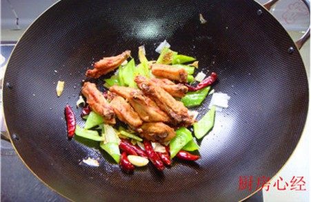 火辣鸡翅,倒入鸡翅翻炒均匀后,即可出锅