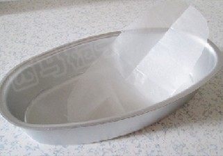 轻乳酪蛋糕,模具底部铺上一张大小合适的油纸,蛋糕模壁上抹上一层黄油