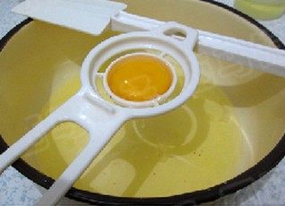轻乳酪蛋糕,将蛋清和蛋黄分离