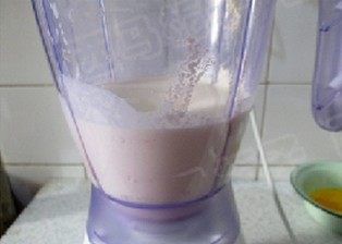 轻乳酪蛋糕,将奶油奶酪、淡奶油、酸奶放进搅拌机里,搅打至顺滑无颗粒的状