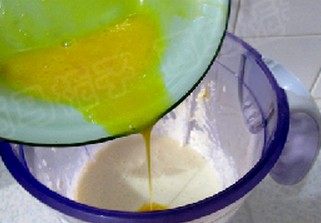 轻乳酪蛋糕,加入蛋黄液,继续搅打均匀