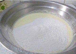 轻乳酪蛋糕,搅打好奶酪,倒进大碗中,筛入粉类。搅拌均匀