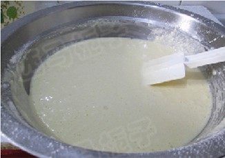轻乳酪蛋糕,搅拌至面粉和奶酪糊完全混合后放入冰箱冷藏