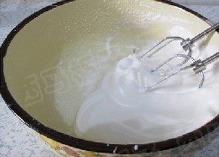 轻乳酪蛋糕,将蛋清中分次加入糖,把蛋白打发到8分发