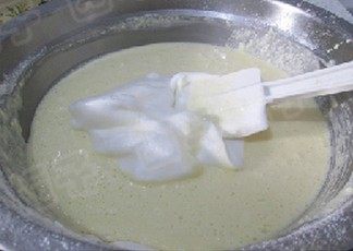 轻乳酪蛋糕,将打发的蛋清分3次加入到奶酪糊中切拌均匀