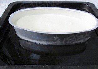 轻乳酪蛋糕,把拌好的蛋糕糊倒入蛋糕模里,放入成有水的烤盘里中