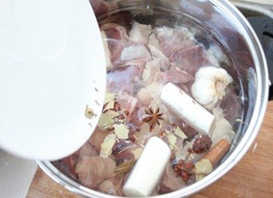 土豆炖牛肉,牛肉冷水下锅，加足量的水，放入炖肉料