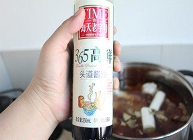 土豆炖牛肉,放入一块<a style='color:red;display:inline-block;' href='/shicai/ 866'>冰糖</a>，<a style='color:red;display:inline-block;' href='/shicai/ 762'>老抽</a>，<a style='color:red;display:inline-block;' href='/shicai/ 788'>生抽</a>，大火烧开锅，小火炖牛肉