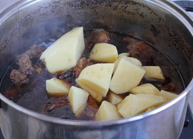 土豆炖牛肉,<a style='color:red;display:inline-block;' href='/shicai/ 23'>土豆</a>切块，牛肉炖1个小时后，放入<a style='color:red;display:inline-block;' href='/shicai/ 23'>土豆</a>