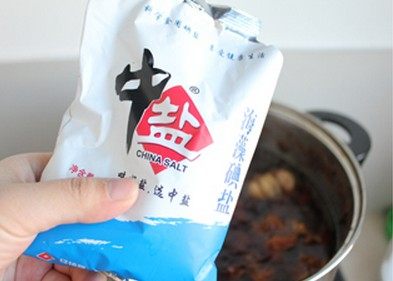 土豆炖牛肉,加适量盐，改中火炖半个小时左右，炖至土豆软糯即可