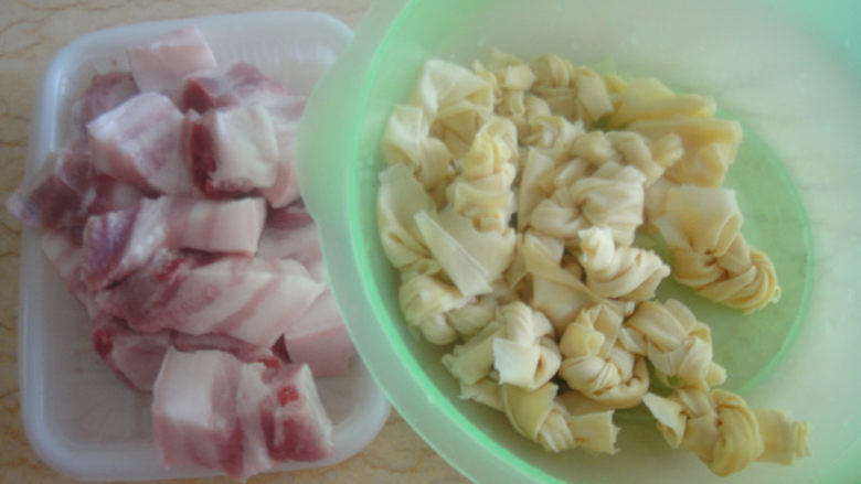上海红烧肉,把百叶结用温水洗净后挤干水分,<a style='color:red;display:inline-block;' href='/shicai/ 428'>五花肉</a>切块后用温水洗净