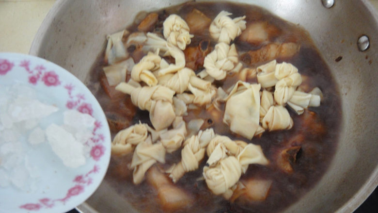 上海红烧肉,加入开水,倒入百叶结和冰糖
