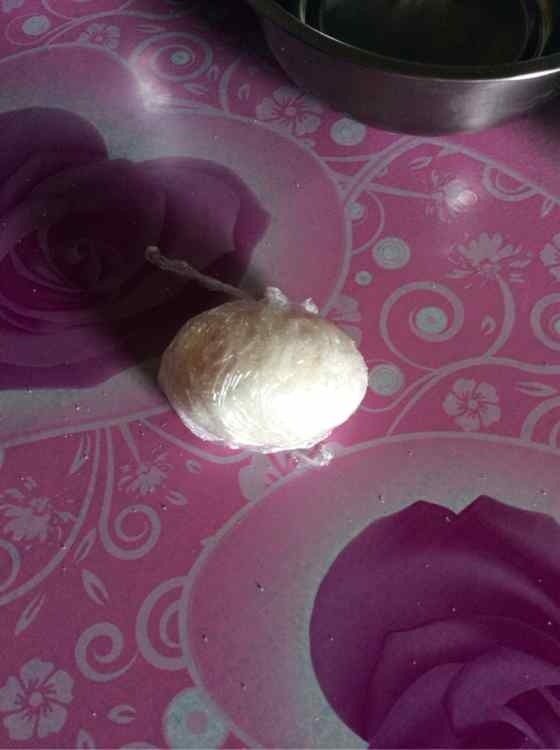 油黄咸鸭蛋,用保鲜膜把滚过盐的蛋裹严