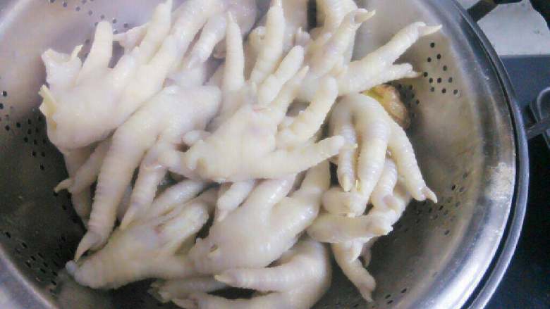 泡椒凤爪,捞出沥干水分晾凉，可整只直接备用，可顺着鸡爪把每只切成两三小块。