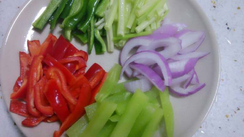 泡椒凤爪,各种蔬菜切长段。