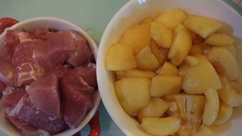 枇杷瘦肉汤,枇杷去皮去核，切小块；猪瘦肉洗净，切小块。