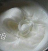 波点蛋糕卷 ,分开蛋黄和蛋白,蛋白分三次加入60克细砂糖,用打蛋器打至中性发泡