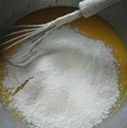 波点蛋糕卷 ,筛入混合的低筋面粉和泡打粉,混合均匀