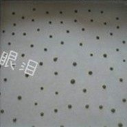 波点蛋糕卷 ,裱花带剪一个小小的口,在铺了油纸的烤盘上挤上波点,放入预热好的烤箱烤5分钟