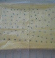 波点蛋糕卷 ,取出烤好的波点,将7倒入,模具在桌子上敲几下,使空气浮上来