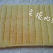 波点蛋糕卷 ,放入烤箱170度上下火中层15分钟,15分钟后,用牙签插进蛋糕里,牙签上没有面糊表示烤好了