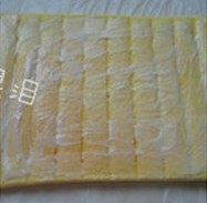 波点蛋糕卷 ,取出烤盘,将蛋糕倒扣在烤架上,撕去上边的油纸,再铺一张新的油纸