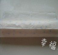 波点蛋糕卷 ,在准备卷起的那边切一刀,但不要切断蛋糕,用擀面杖绕在油纸上,擀面杖往后卷,同时将蛋糕往前推,然后将蛋糕卷起,用油纸包住,放入冰箱冷藏30分钟定型