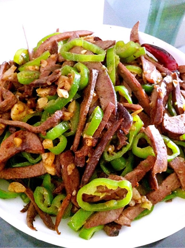 爆炒猪肝,熟后下<a style='color:red;display:inline-block;' href='/shicai/ 788'>生抽</a>，盐翻炒调色调味即可出锅