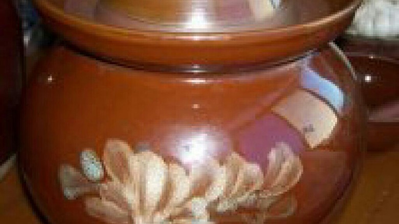 腌蒜头,8.把坛子清洗干净用开水把里面汤一下,然后控干水分,坛子一点要保证无水无油;