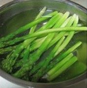 黑椒培根煎芦笋,芦笋切去老的部分、削皮洗净，放入热水中焯一下，再放入冷水中浸泡