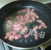 黑椒培根煎芦笋,煎锅烧热，放入适量的橄榄油，放入培根煎香