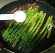 黑椒培根煎芦笋,放入芦笋煎3分钟，放入适量的黑胡椒碎和盐调味即可出锅