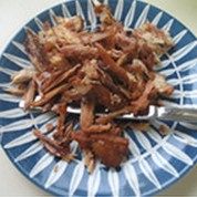 鸡肉卷,吃剩的鸡翅从冰箱取出,撕开,取出骨头,生菜洗净切丝,圣女果洗净切角