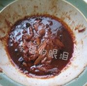 鸡肉卷,将炖鸡翅剩的汤放入微波炉中高火加热两分钟。倒在鸡肉上混合好