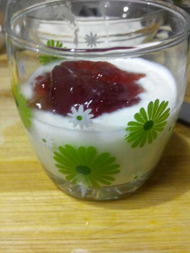 王氏-自制芒果酸奶(草莓酱酸奶),将草莓酱淋在冰镇好的酸奶上'搅拌均匀即可