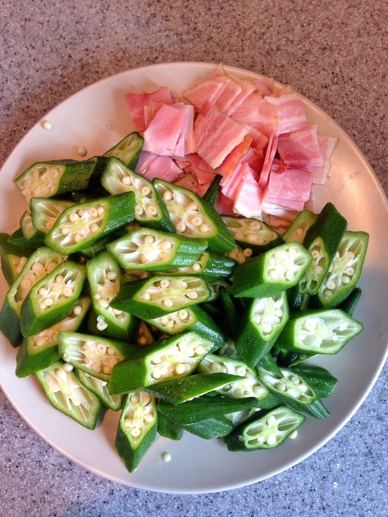 秋葵培根,准备好材料 先将<a style='color:red;display:inline-block;' href='/shicai/ 443'>培根</a>下锅翻炒出香味 后<a style='color:red;display:inline-block;' href='/shicai/ 70'>秋葵</a>下锅 加<a style='color:red;display:inline-block;' href='/shicai/ 718'>料酒</a>烹一下 熟后加盐调味 出锅