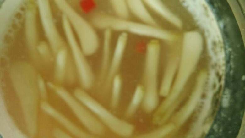 自泡酸黄瓜,取一个宽口的罐子最好是陶制的(塑料的也行没那么好)把荞头放进罐子用盐腌制一晚,盐多些没事还要放水的,一晚过后放水和醋、辣椒、<a style='color:red;display:inline-block;' href='/shicai/ 866'>冰糖</a>、甘草摇匀