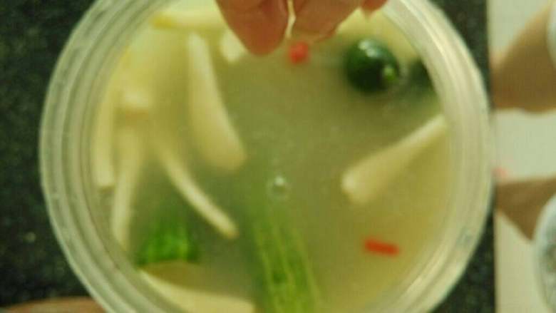 自泡酸黄瓜,把凉干的黄瓜放入罐子,如黄瓜太长切断放入,水要没过黄瓜或者用碗压住使其不上浮,不然浮出水面的会烂掉。第一次做的大概3天可吃,等水变得更酸时泡一晚上就酸了。