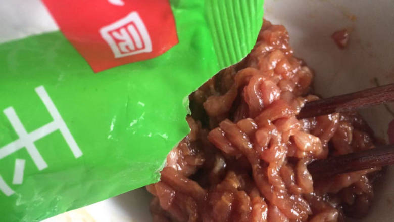 肉丝刀削面,少许淀粉,搅拌均匀
