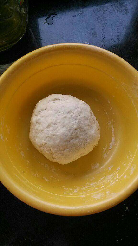 梅菜猪肉饼,<a style='color:red;display:inline-block;' href='/shicai/ 519'>面粉</a>加温水揉成面团