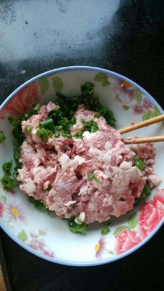 梅菜猪肉饼,<a style='color:red;display:inline-block;' href='/shicai/ 414'>猪肉</a>剁碎加调料