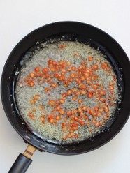 咖喱番茄猪肉酱,小火加热锅,倒入食用油,煸香姜 蒜 ,加入洋葱、小米椒煸炒