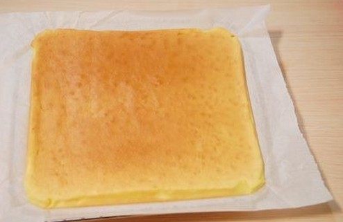果酱蛋糕条,烤好的蛋糕片趁热撕去烘焙纸,放烤箱上晾凉