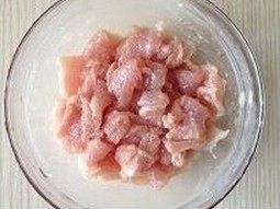 小炒青瓜肉片,里脊肉切片,加两勺淀粉、一勺鸡粉、两勺水拌匀腌制15分钟