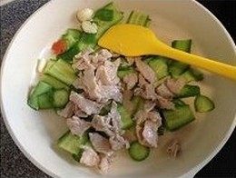 小炒青瓜肉片,另起锅,爆香大蒜后,下黄瓜片翻约一分钟,下肉片
