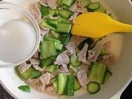 小炒青瓜肉片,加两小勺鸡粉,炒匀后,用薄薄的水淀粉勾芡即可