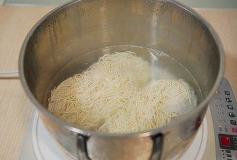 葱油拌面 ,取深煮锅，水开后放入面条