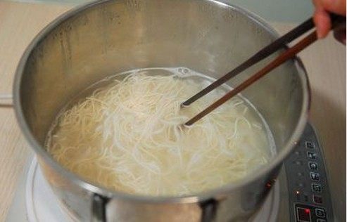 葱油拌面 ,面条煮至8分熟即可，面条捞入大碗中，浇上葱油酱汁拌匀即可开吃